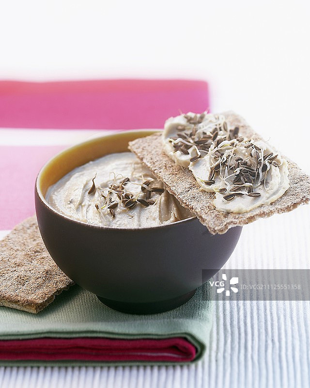 吐司上的发芽茴香籽和奶油图片素材