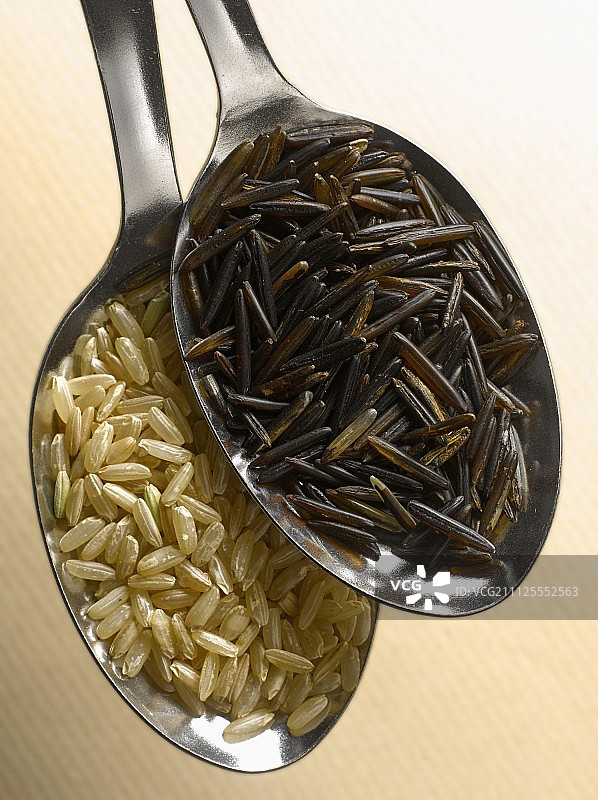 一勺野生稻和一勺糙米图片素材