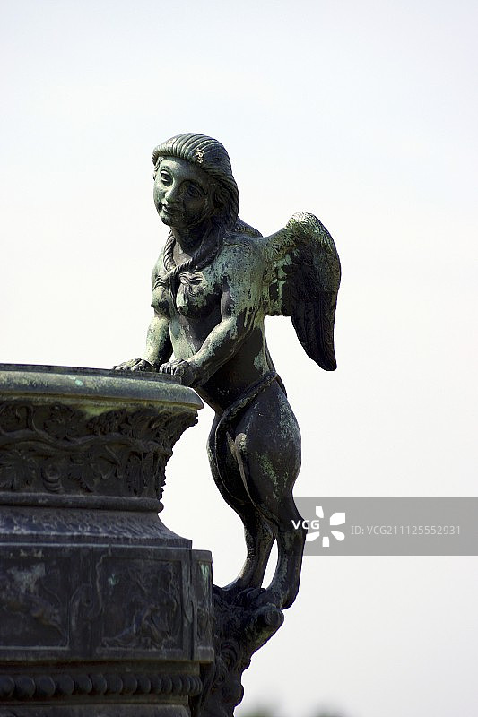 凡尔赛宫花园里带翅膀的金属雕像图片素材