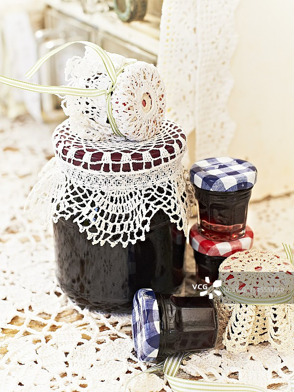 带蕾丝盖的黑莓果酱罐图片素材