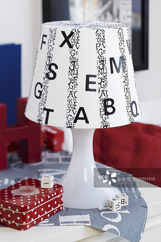 用黑色字母和纸胶带装饰的白色台灯图片素材