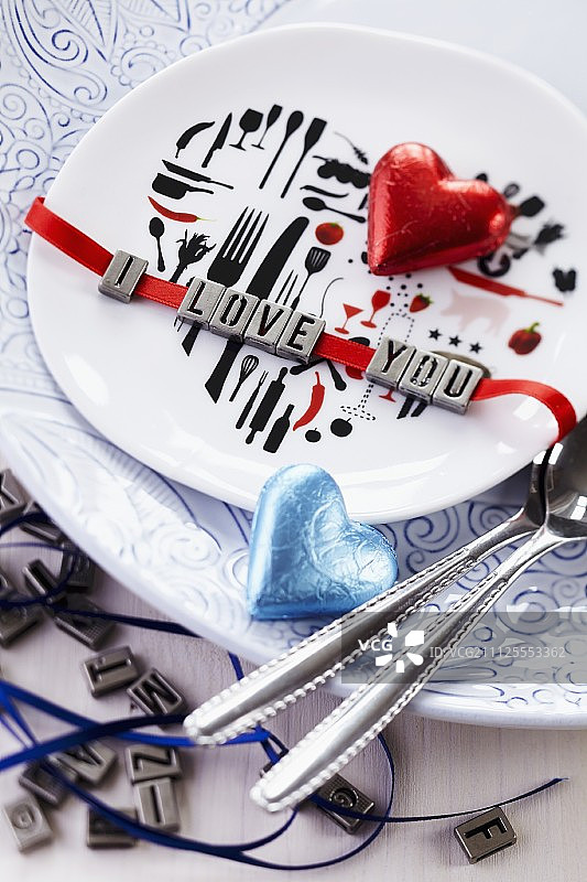 字母珠和红丝带制成的座右铭图片素材