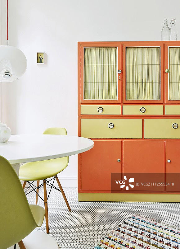 厨房里刷了新颜色的圆形白色餐桌、贝壳椅和梳妆台图片素材