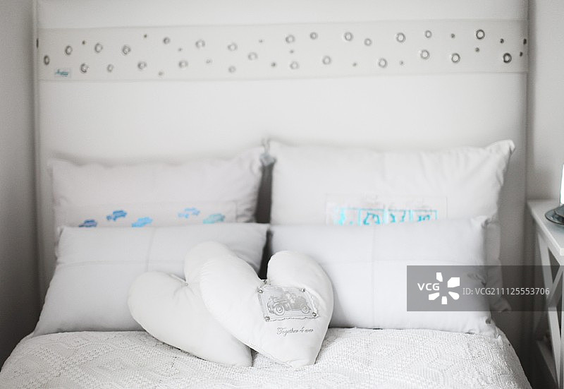 乡村风格的双人床与心形靠垫图片素材