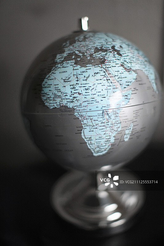 灰色背景上的地球图片素材