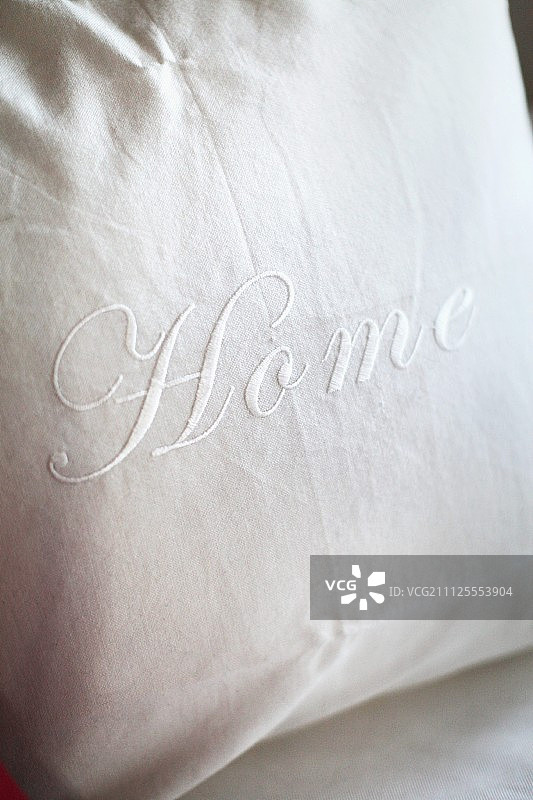 绣有字母的白色靠垫套图片素材