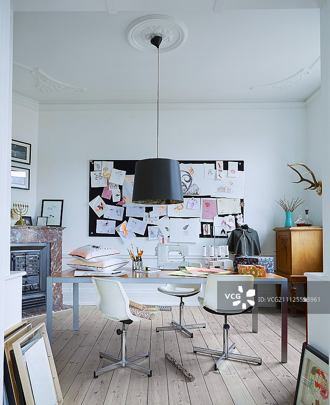 现代餐桌上的复古旋转椅和吊灯图片素材