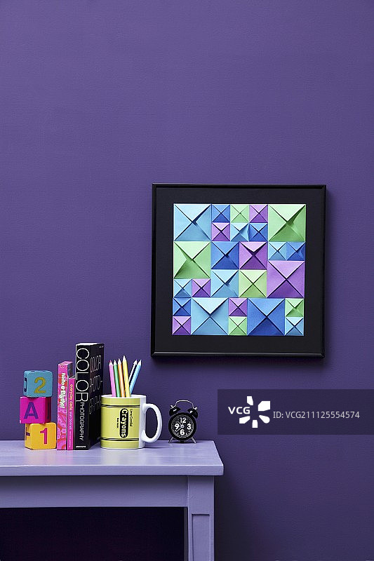 手工3D艺术品：蓝色、绿色和紫色折纸图片素材