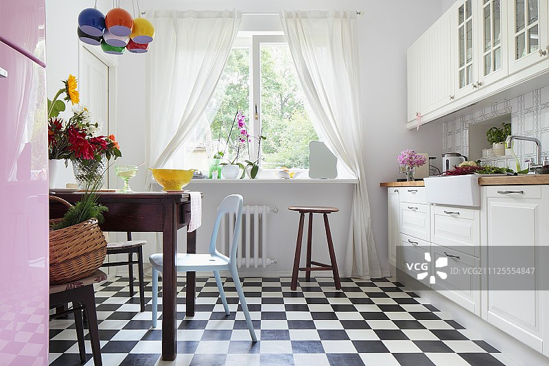 黑白格地板的白色乡村别墅厨房图片素材