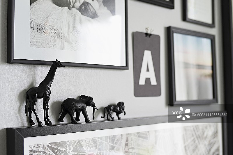 带有黑色动物小雕像的画廊图片素材