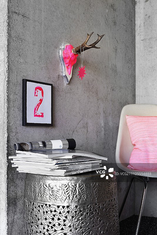 霓虹粉狩猎战利品与金属桶桌图片素材