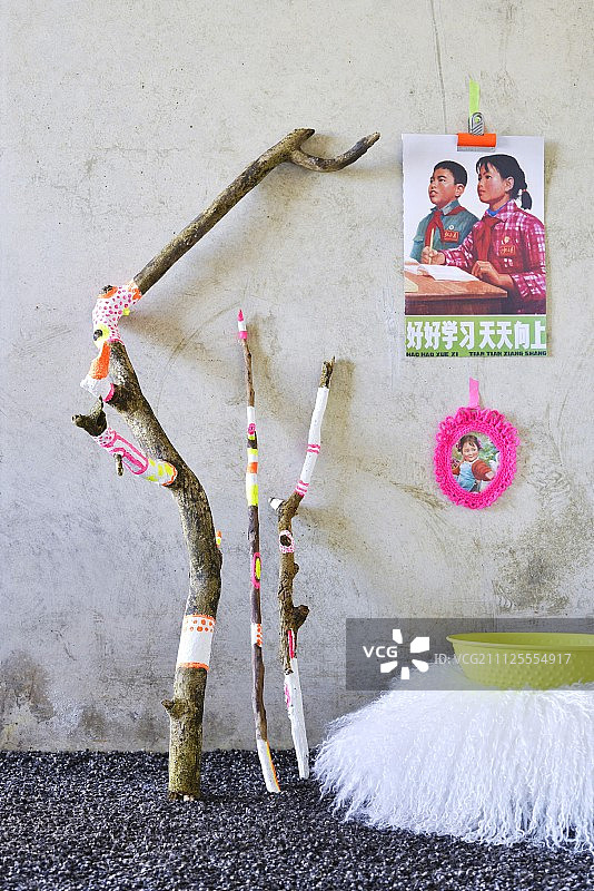 装饰性地涂有霓虹色的树枝图片素材