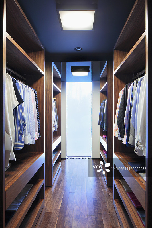 配有木制开放式衣柜的优雅更衣室图片素材