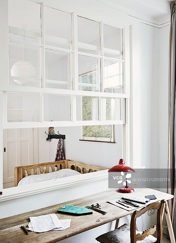 做旧风格书桌，搭配复古红色台灯和格子窗图片素材