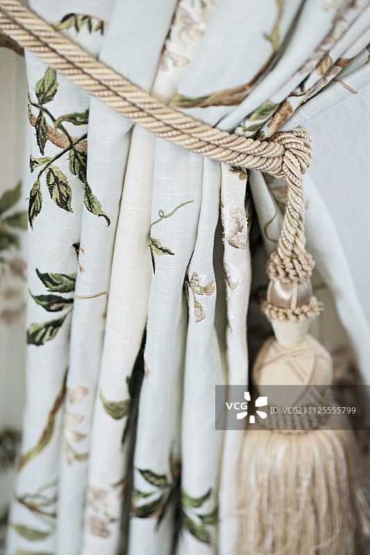 米色绳索和流苏窗帘图片素材