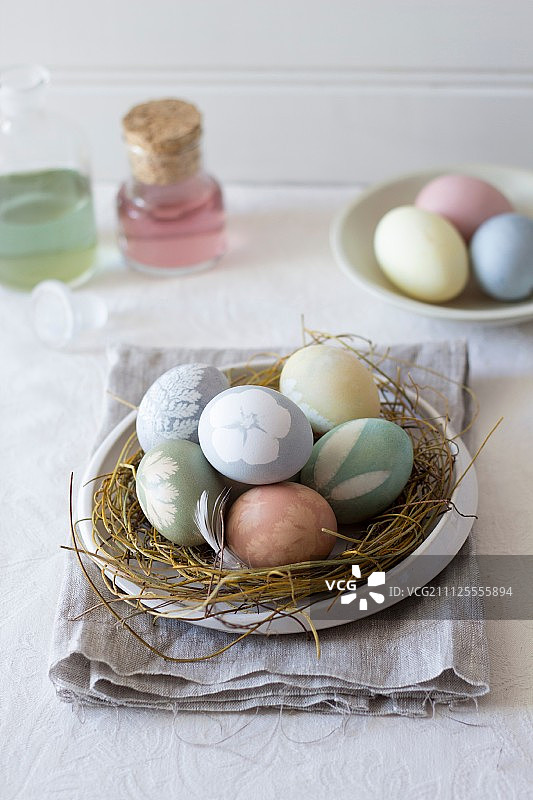 复活节鸟巢中彩色粉笔鸡蛋图片素材