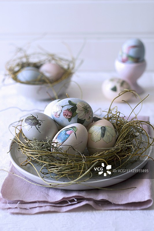 稻草窝里装饰动物图案的复活节彩蛋图片素材