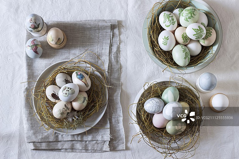 复活节鸟巢和彩绘蛋的静物摆放图片素材