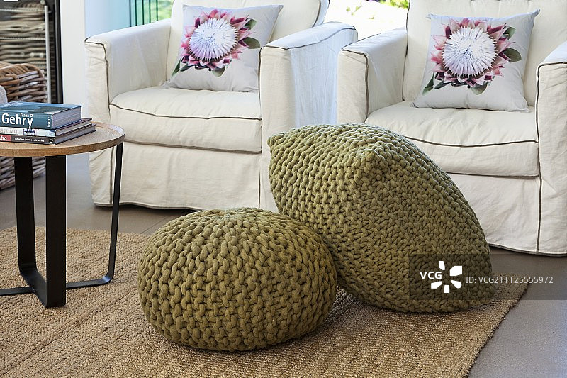 扶手椅前的橄榄绿色蒲团图片素材