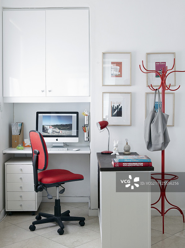 带高柜和脚轮抽屉的家庭办公室壁龛设计图片素材