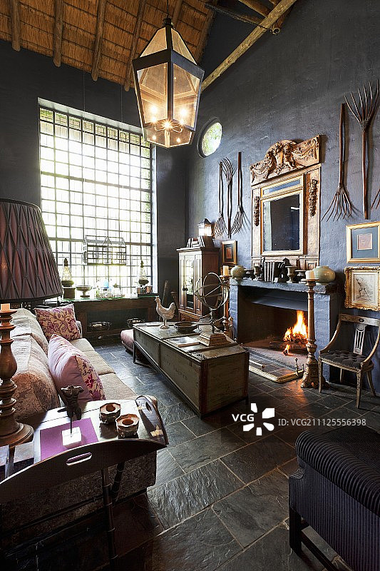 带有浅色沙发和古董收藏品的休息区图片素材