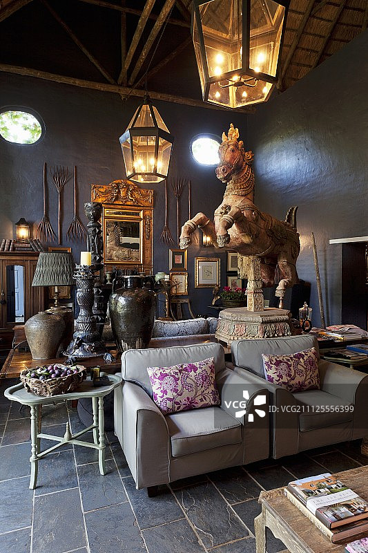 改造谷仓内带灯笼的浅灰色扶手椅图片素材