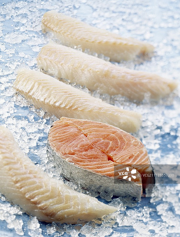 生鲑鱼排和鳕鱼片图片素材