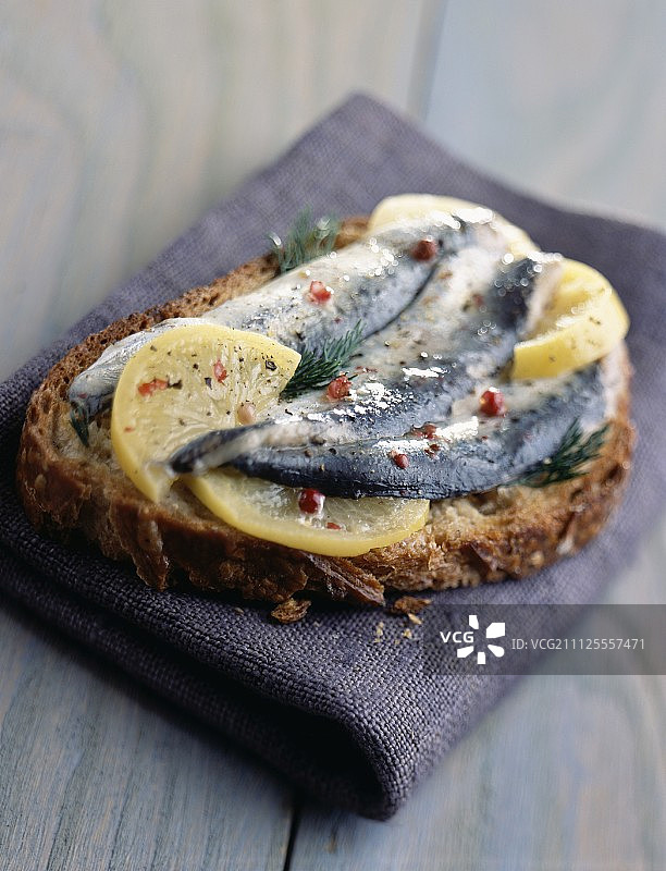 腌制新鲜沙丁鱼配油封柠檬开放式三明治图片素材
