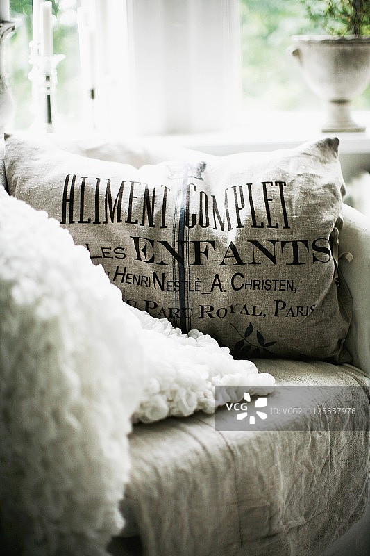 亚麻印花靠垫与扶手椅图片素材