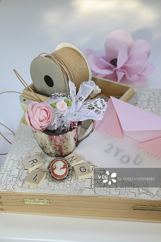 印有爱心信息的手工信封图片素材