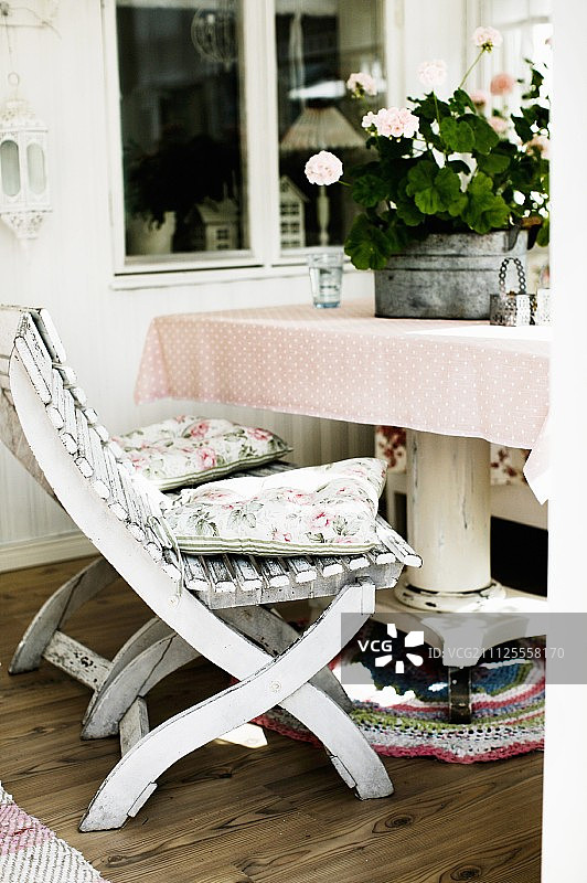 凉廊中盆栽旁的白色木椅图片素材