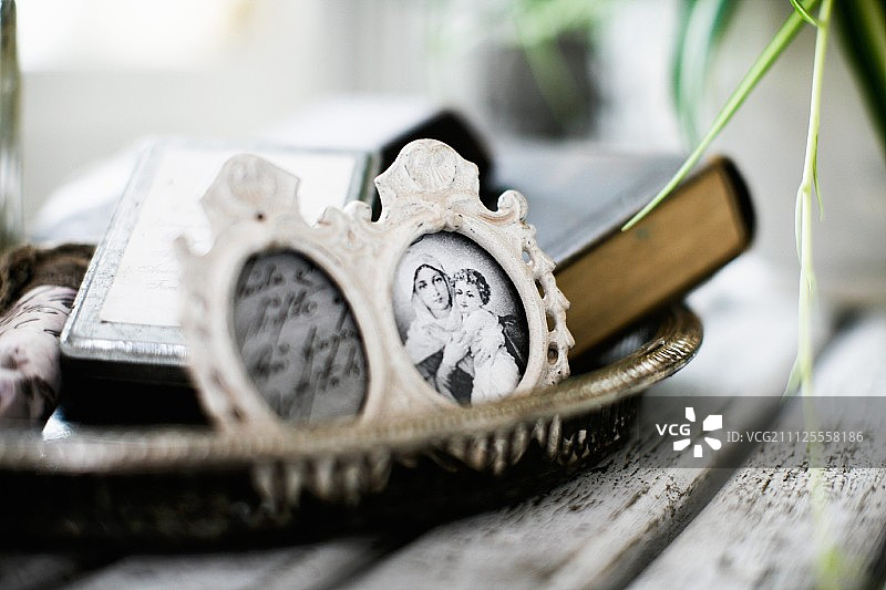 古董金属托盘上的相框和书籍图片素材