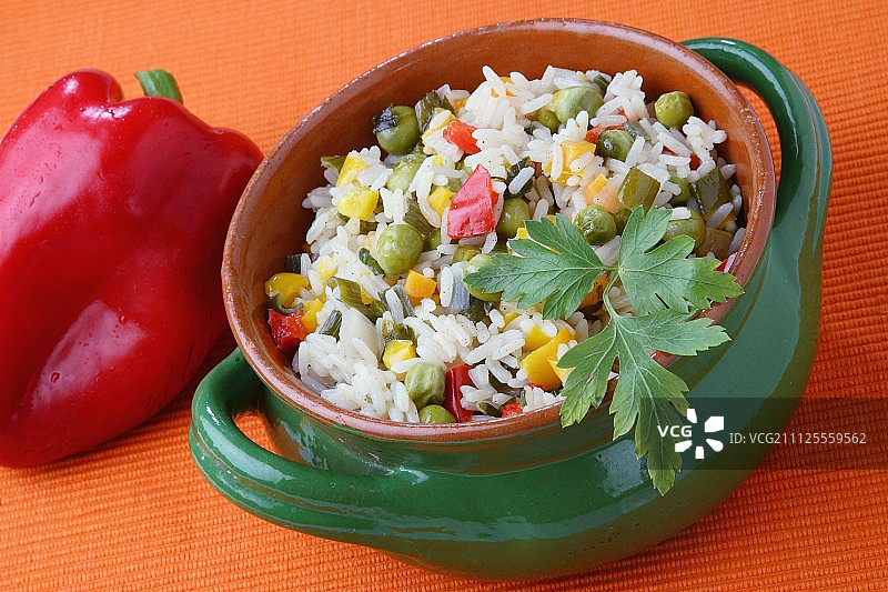 米饭沙拉配辣椒和豌豆图片素材