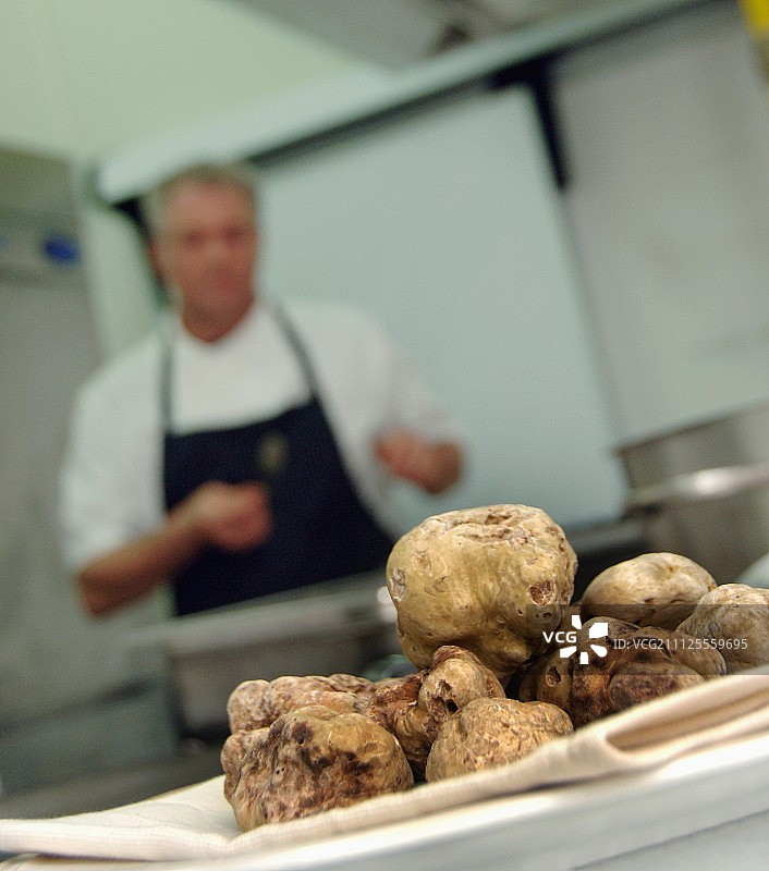 厨房里的白松露拼盘图片素材