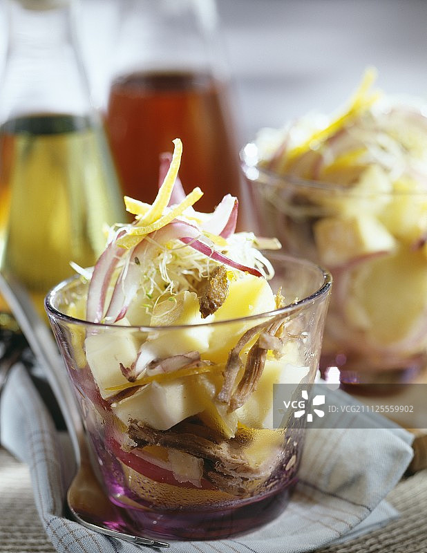 阿尔卑斯山的法式牛肉火锅图片素材