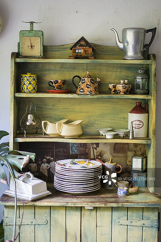 顶部带有开放式搁架的复古厨房橱柜及餐具图片素材