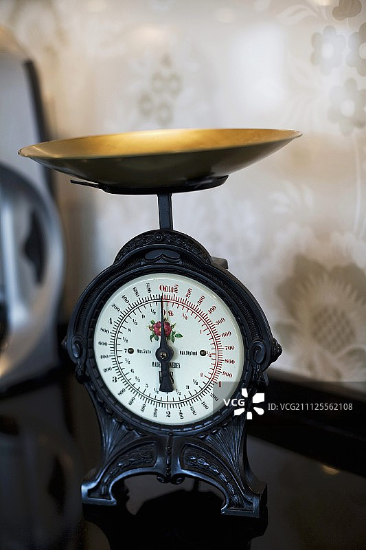 带黄铜盘的古董厨房秤图片素材