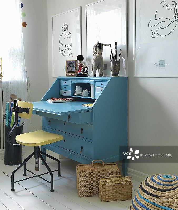 复古转椅与蓝色书桌图片素材