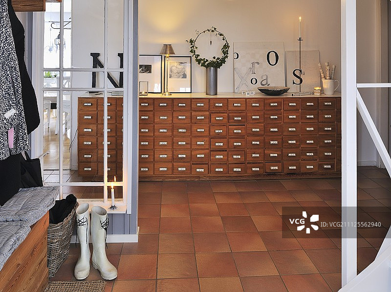 带玻璃隔断的瓷砖走廊；装饰字母的老式药剂师柜子的景色图片素材