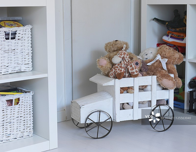 装满毛绒玩具的白色乡村木制玩具卡车图片素材