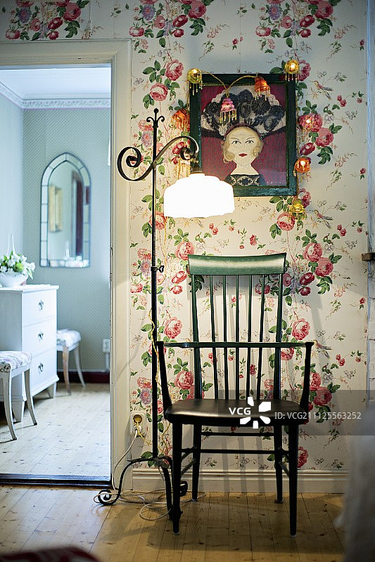 绿色木椅、复古落地灯与花卉壁纸图片素材