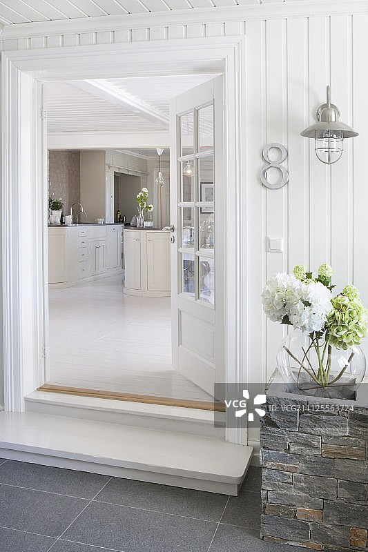 白色木屋的敞开式前门，可看到厨房内部图片素材