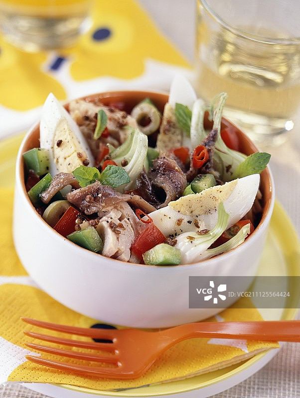 金枪鱼和鳀鱼沙拉图片素材