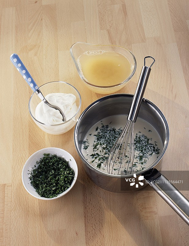 准备奶油和新鲜香草酱图片素材