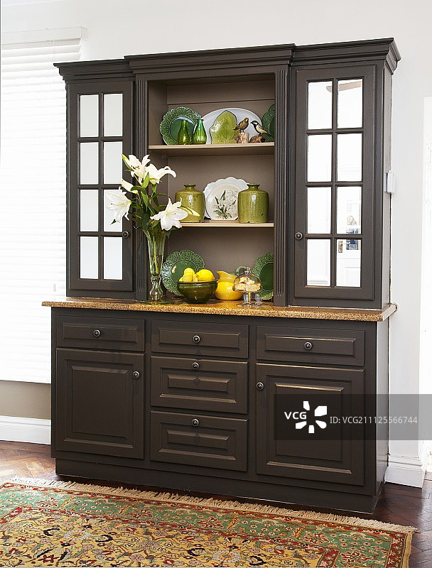 旧厨房餐具柜里的绿色陶瓷装饰品图片素材