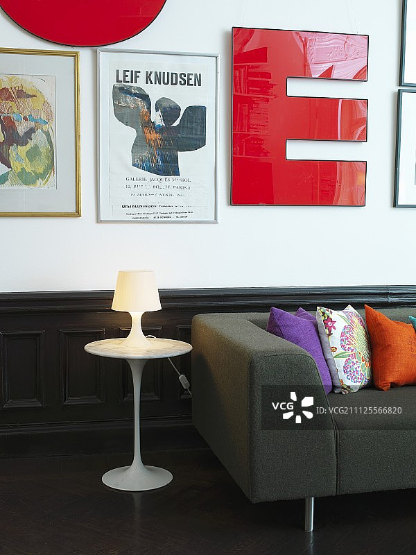 郁金香边桌、深灰色沙发与装饰画图片素材