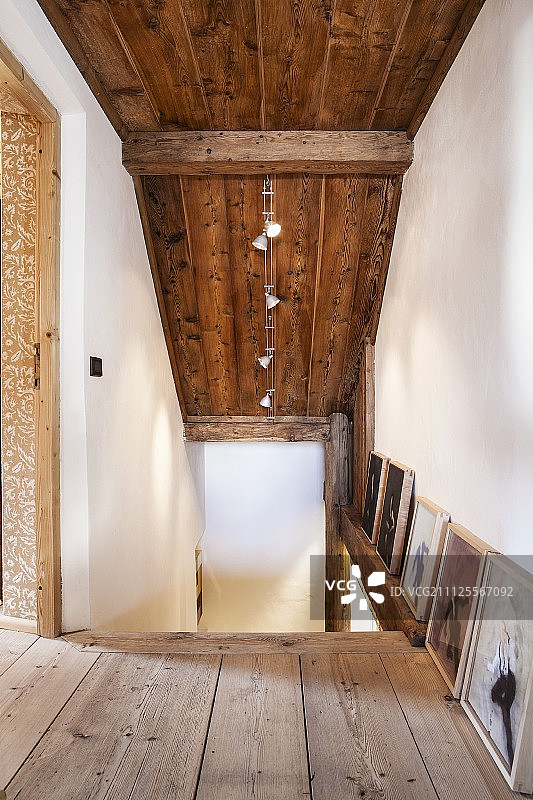 带卤素灯的乡村楼梯头部；靠墙一侧摆放着当代中国艺术品图片素材