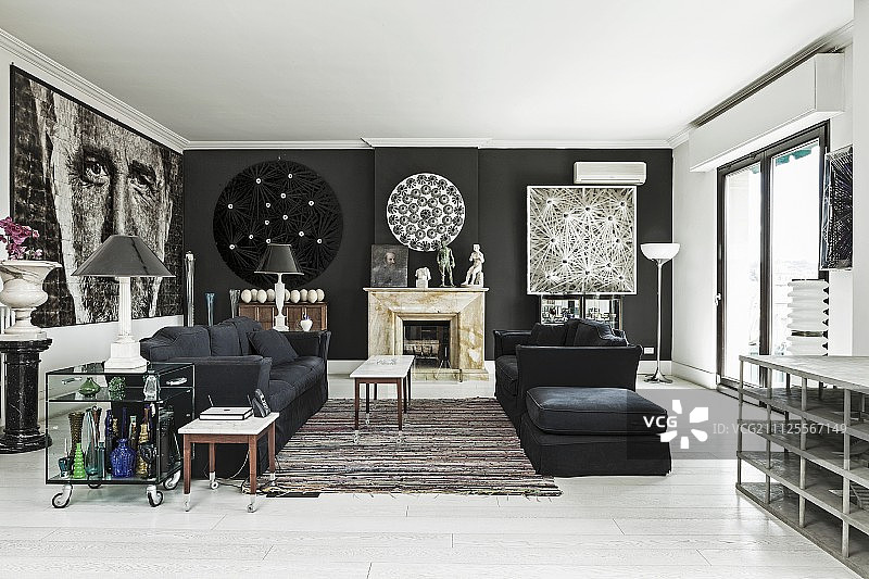 休息区的黑色沙发组合和咖啡桌图片素材