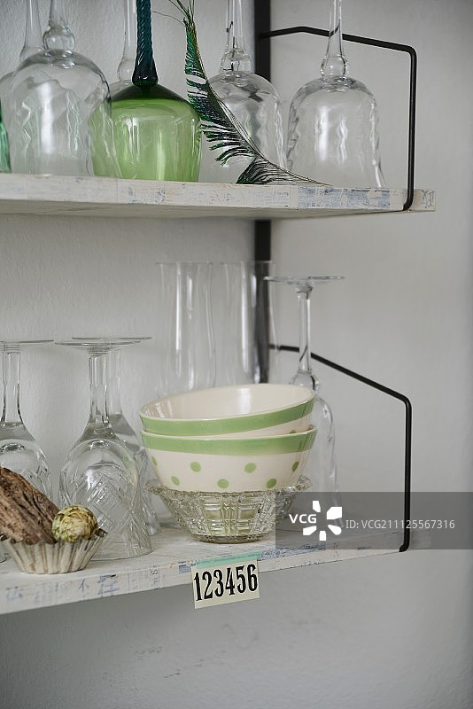 安装在墙上的60年代搁架上的玻璃杯和碗图片素材
