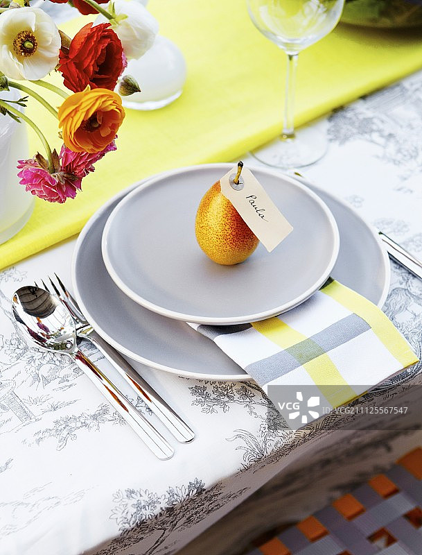 灰色盘子上挂着标签的梨图片素材